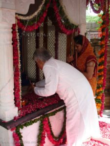 This sthapan that Gurushree does is very different from how it is normally done in all other places of worship